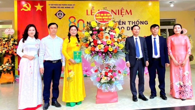 Trường Tiểu học Hoàng Liệt tưng bừng khai giảng năm học mới 2025-2026 và kỉ niệm 80 năm thành lập Bộ Giáo dục và Đào tạo
- Ảnh 1.