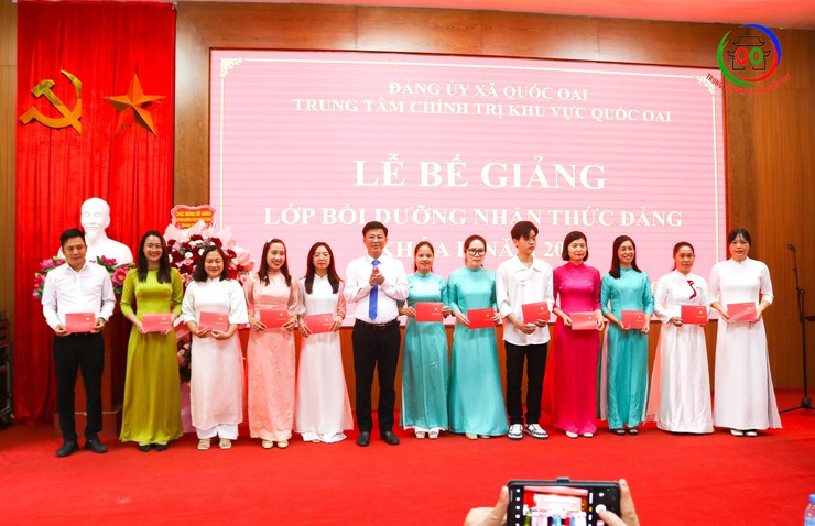 Trung tâm Chính trị khu vực Quốc Oai Bế giảng Lớp Bồi dưỡng Nhận thức về Đảng khóa II năm 2025- Ảnh 10.