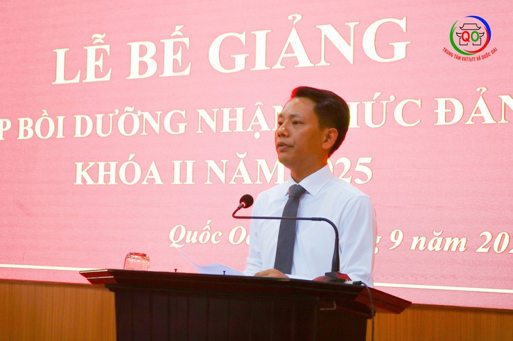 Trung tâm Chính trị khu vực Quốc Oai Bế giảng Lớp Bồi dưỡng Nhận thức về Đảng khóa II năm 2025- Ảnh 2.