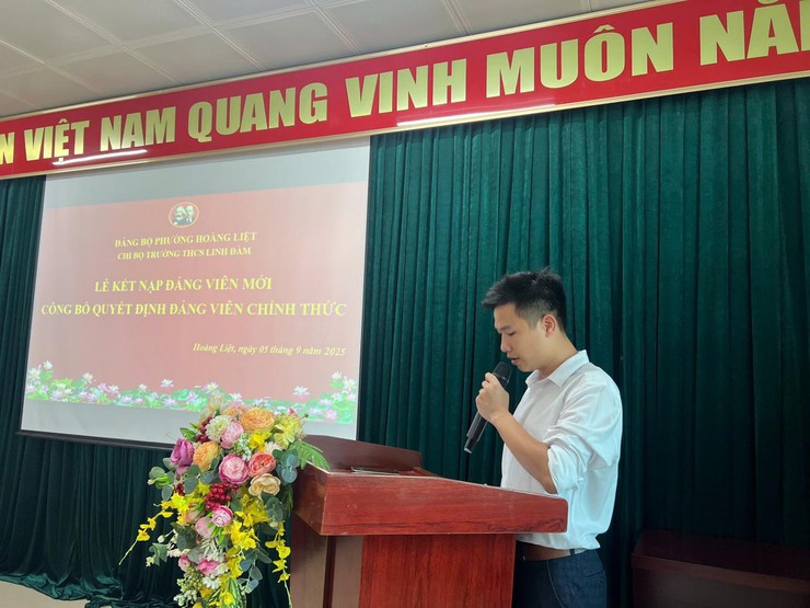 Chi bộ trường THCS Linh Đàm long trọng tổ chức lễ kết nạp đảng viên mới công nhận đảng viên chính thức- Ảnh 2.