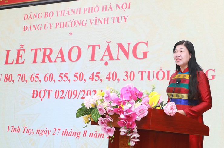 Chủ tịch Ủy ban MTTQ Việt Nam Thành phố Nguyễn Lan Hương trao Huy hiệu Đảng tại Đảng bộ phường Vĩnh Tuy- Ảnh 3.