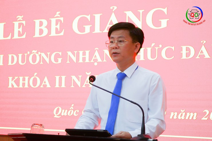Trung tâm Chính trị khu vực Quốc Oai Bế giảng Lớp Bồi dưỡng Nhận thức về Đảng khóa II năm 2025- Ảnh 3.