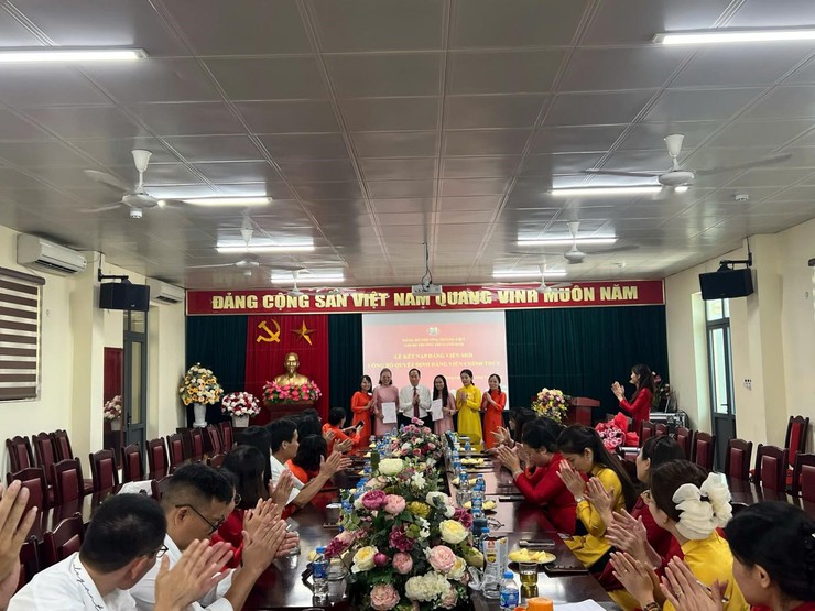 Chi bộ trường THCS Linh Đàm long trọng tổ chức lễ kết nạp đảng viên mới công nhận đảng viên chính thức- Ảnh 3.