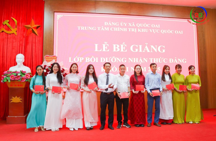 Trung tâm Chính trị khu vực Quốc Oai Bế giảng Lớp Bồi dưỡng Nhận thức về Đảng khóa II năm 2025- Ảnh 4.