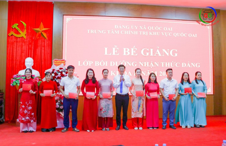 Trung tâm Chính trị khu vực Quốc Oai Bế giảng Lớp Bồi dưỡng Nhận thức về Đảng khóa II năm 2025- Ảnh 5.