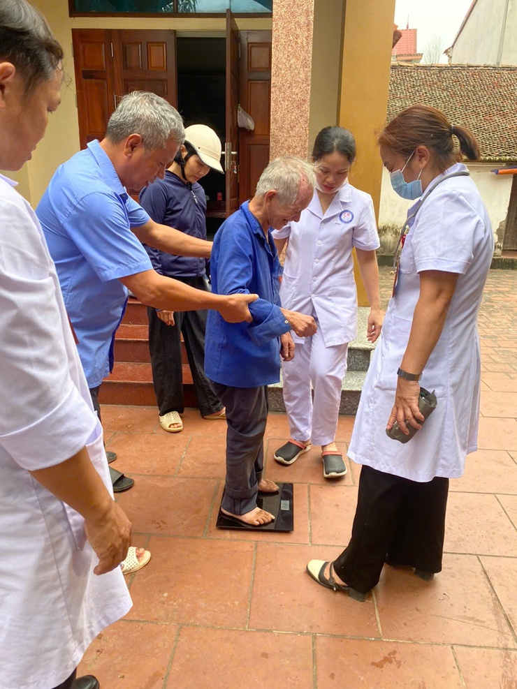 Xã Phúc Thọ triển khai khám sức khỏe cho người khuyết tật và hộ khó khăn, nâng cao vai trò trạm y tế cơ sở- Ảnh 4.