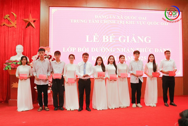 Trung tâm Chính trị khu vực Quốc Oai Bế giảng Lớp Bồi dưỡng Nhận thức về Đảng khóa II năm 2025- Ảnh 6.