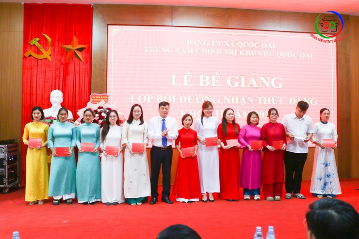 Trung tâm Chính trị khu vực Quốc Oai Bế giảng Lớp Bồi dưỡng Nhận thức về Đảng khóa II năm 2025- Ảnh 8.