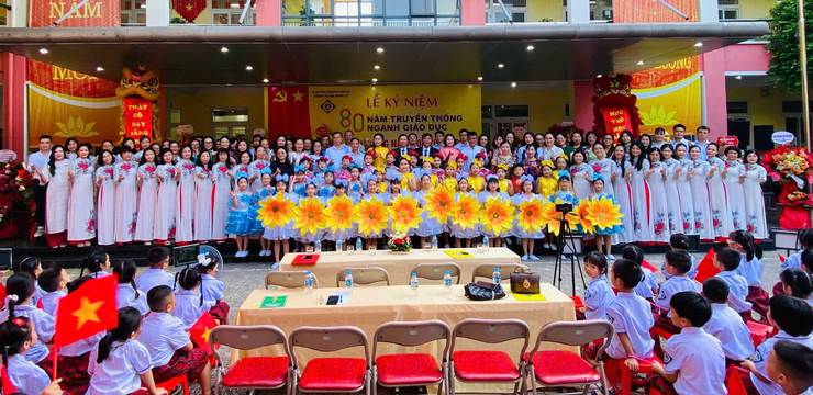 Trường Tiểu học Hoàng Liệt tưng bừng khai giảng năm học mới 2025-2026 và kỉ niệm 80 năm thành lập Bộ Giáo dục và Đào tạo
- Ảnh 8.