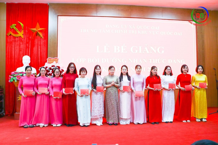 Trung tâm Chính trị khu vực Quốc Oai Bế giảng Lớp Bồi dưỡng Nhận thức về Đảng khóa II năm 2025- Ảnh 9.