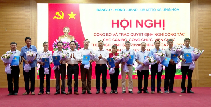 Ứng Hoà công bố, trao quyết định nghỉ việc theo Nghị định của Chính phủ- Ảnh 2.