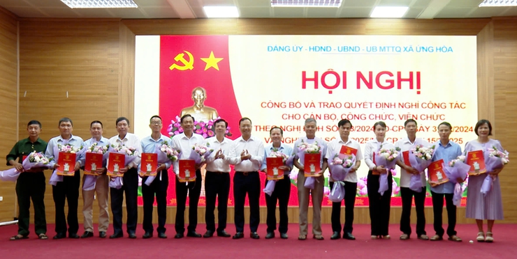 Ứng Hoà công bố, trao quyết định nghỉ việc theo Nghị định của Chính phủ- Ảnh 1.