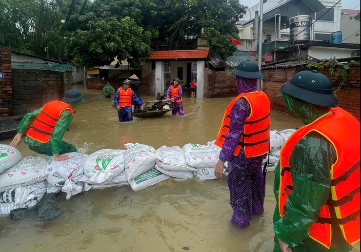 Chủ động ứng phó với mưa lũ, sự cố đê điều do ảnh hưởng của vùng áp thấp cơn bão số 7 - Ảnh 1.