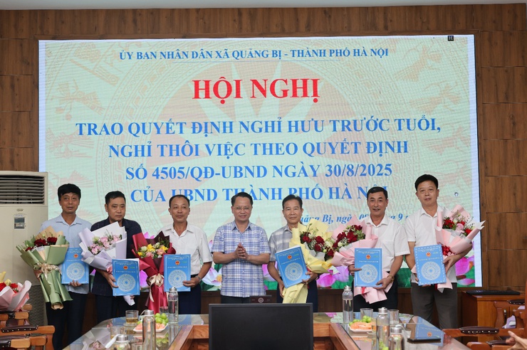 Xã Quảng Bị tổ chức Hội nghị trao Quyết định nghỉ hưu trước tuổi, nghỉ thôi việc theo Quyết định số 4505/QĐ-UBND ngày 30/8/2025 của UBND thành phố Hà Nội- Ảnh 3.