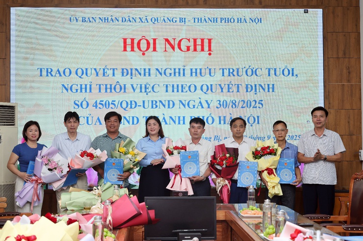 Xã Quảng Bị tổ chức Hội nghị trao Quyết định nghỉ hưu trước tuổi, nghỉ thôi việc theo Quyết định số 4505/QĐ-UBND ngày 30/8/2025 của UBND thành phố Hà Nội- Ảnh 4.