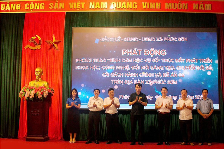 UBND xã Phúc Sơn phát động phong trào “Bình dân học vụ số” gắn với phát triển khoa học, công nghệ, đổi mới sáng tạo, chuyển đổi số, cải cách hành chính và triển khai Đề án 06- Ảnh 1.