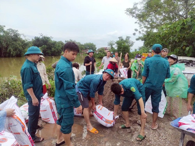Người dân không tự ý di chuyển hoặc lấy cát ra khỏi vị trí đắp đê chống tràn tránh sự cố tràn đê trong mùa mưa lũ- Ảnh 2.