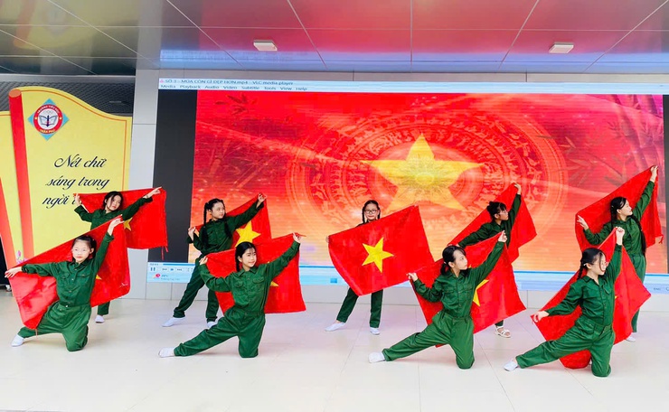 Trường Tiểu học Trần Phú tuyên truyền giới thiệu sách tháng 9 với tác phẩm "Mưa đỏ"- Ảnh 2.