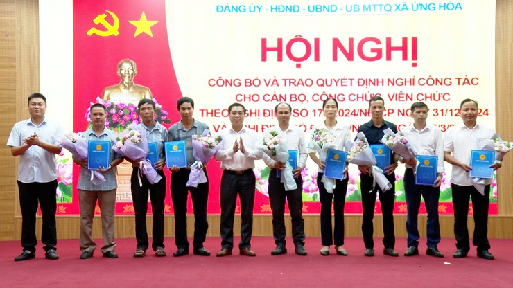 Ứng Hoà công bố, trao quyết định nghỉ việc theo Nghị định của Chính phủ- Ảnh 4.