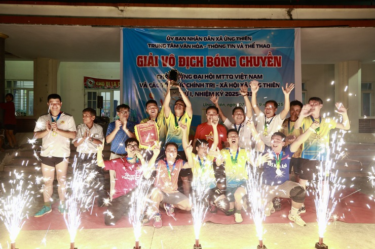 Sôi nổi giải bóng chuyền nam chào mừng Đại hội MTTQ và các tổ chức chính trị xã hội- Ảnh 1.
