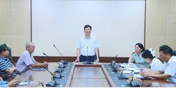 UBND xã Phúc Thọ làm việc với các hộ dân liên quan đến việc sử dụng đất công ích tại thôn Phúc Hòa 5- Ảnh 1.