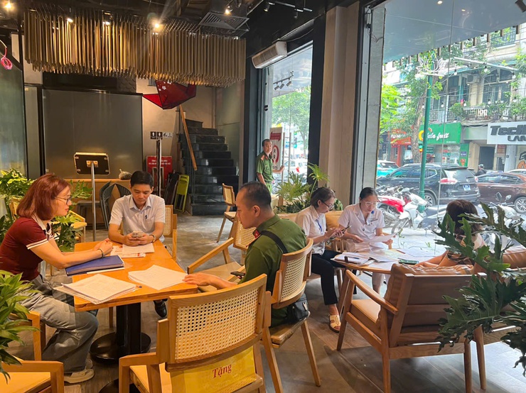 PHƯỜNG CỬA NAM TĂNG CƯỜNG CÔNG TÁC KIỂM TRA, ĐẢM BẢO AN TOÀN THỰC PHẨM, XỬ LÝ NGHIÊM CÁC CƠ SỞ KINH DOANH DỊCH VỤ ĂN UỐNG VI PHẠM TRONG ĐỢT CAO ĐIỂM A80 VÀ ĐẠI HỘI ĐẢNG CÁC CẤP NHIỆM KỲ 2025 - 2030- Ảnh 5.