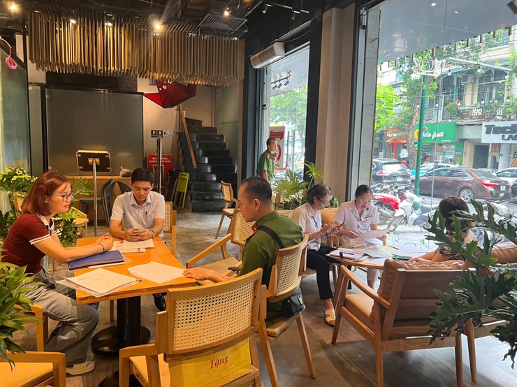 PHƯỜNG CỬA NAM TĂNG CƯỜNG CÔNG TÁC KIỂM TRA, ĐẢM BẢO AN TOÀN THỰC PHẨM, XỬ LÝ NGHIÊM CÁC CƠ SỞ KINH DOANH DỊCH VỤ ĂN UỐNG VI PHẠM TRONG ĐỢT CAO ĐIỂM A80 VÀ ĐẠI HỘI ĐẢNG CÁC CẤP NHIỆM KỲ 2025 - 2030- Ảnh 10.
