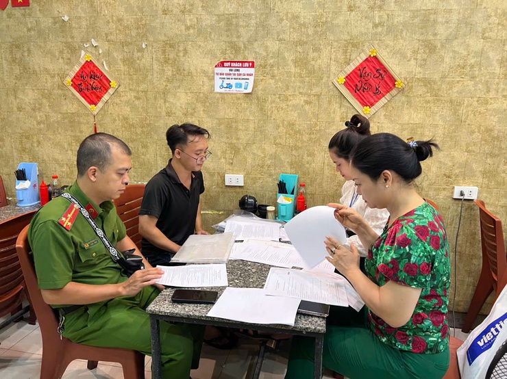 PHƯỜNG CỬA NAM TĂNG CƯỜNG CÔNG TÁC KIỂM TRA, ĐẢM BẢO AN TOÀN THỰC PHẨM, XỬ LÝ NGHIÊM CÁC CƠ SỞ KINH DOANH DỊCH VỤ ĂN UỐNG VI PHẠM TRONG ĐỢT CAO ĐIỂM A80 VÀ ĐẠI HỘI ĐẢNG CÁC CẤP NHIỆM KỲ 2025 - 2030- Ảnh 13.