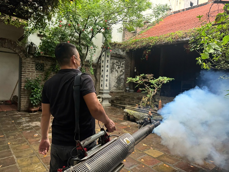 Bát Tràng tập trung kiểm soát, khống chế dịch sốt xuất huyết- Ảnh 1.