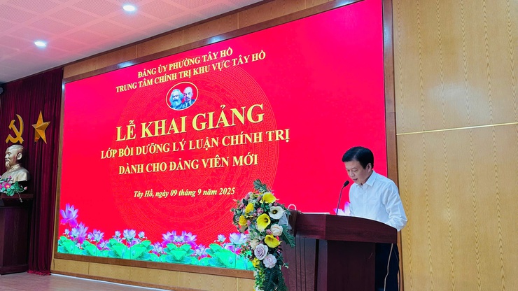Khai giảng khóa học lý luận chính trị cho đảng viên mới- Ảnh 1.