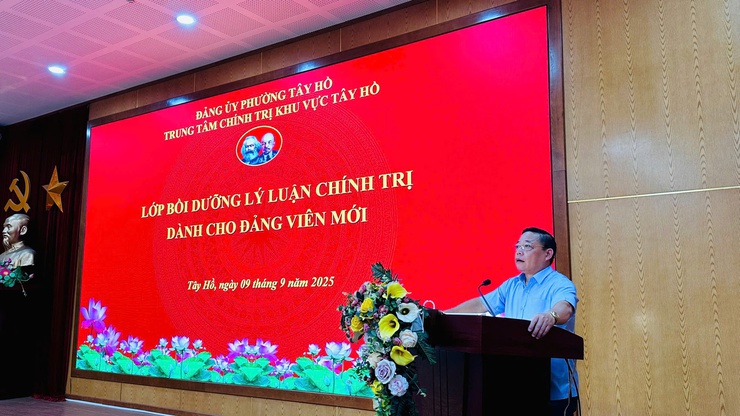 Khai giảng khóa học lý luận chính trị cho đảng viên mới- Ảnh 2.