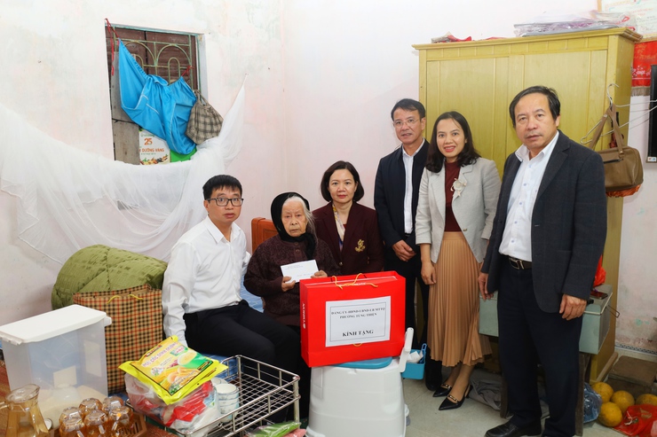 Phường Tùng Thiện thăm, tặng quà người cao tuổi có hoàn cảnh khó khăn nhân dịp Chào đón Năm mới 2026- Ảnh 1.