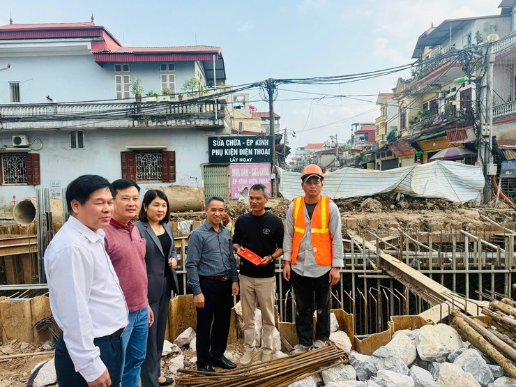 Khí thế lao động khẩn trương trên công trường dự án nâng cấp cống Đông Mỹ - xã Nam Phù- Ảnh 1.