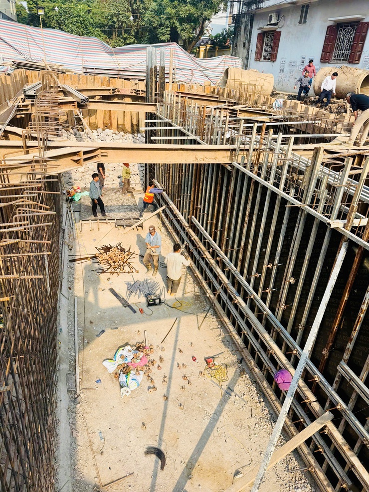 Khí thế lao động khẩn trương trên công trường dự án nâng cấp cống Đông Mỹ - xã Nam Phù- Ảnh 3.