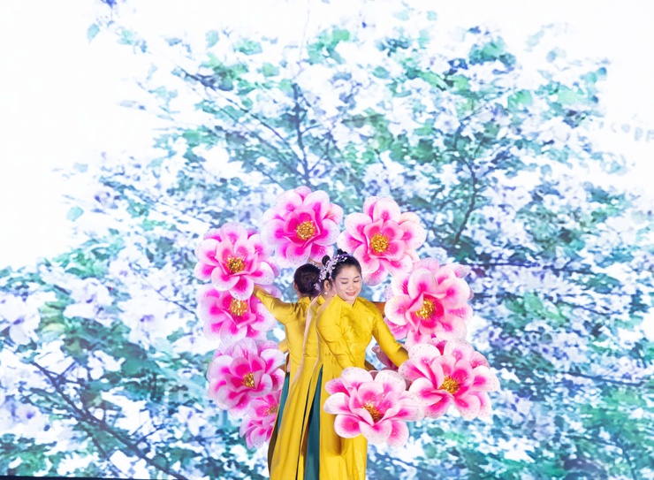 Vui tươi, phấn khởi đêm hội chào năm mới 2026 trên quê hương Ứng Thiên- Ảnh 7.