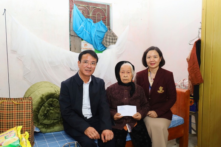 Phường Tùng Thiện thăm, tặng quà người cao tuổi có hoàn cảnh khó khăn nhân dịp Chào đón Năm mới 2026- Ảnh 2.