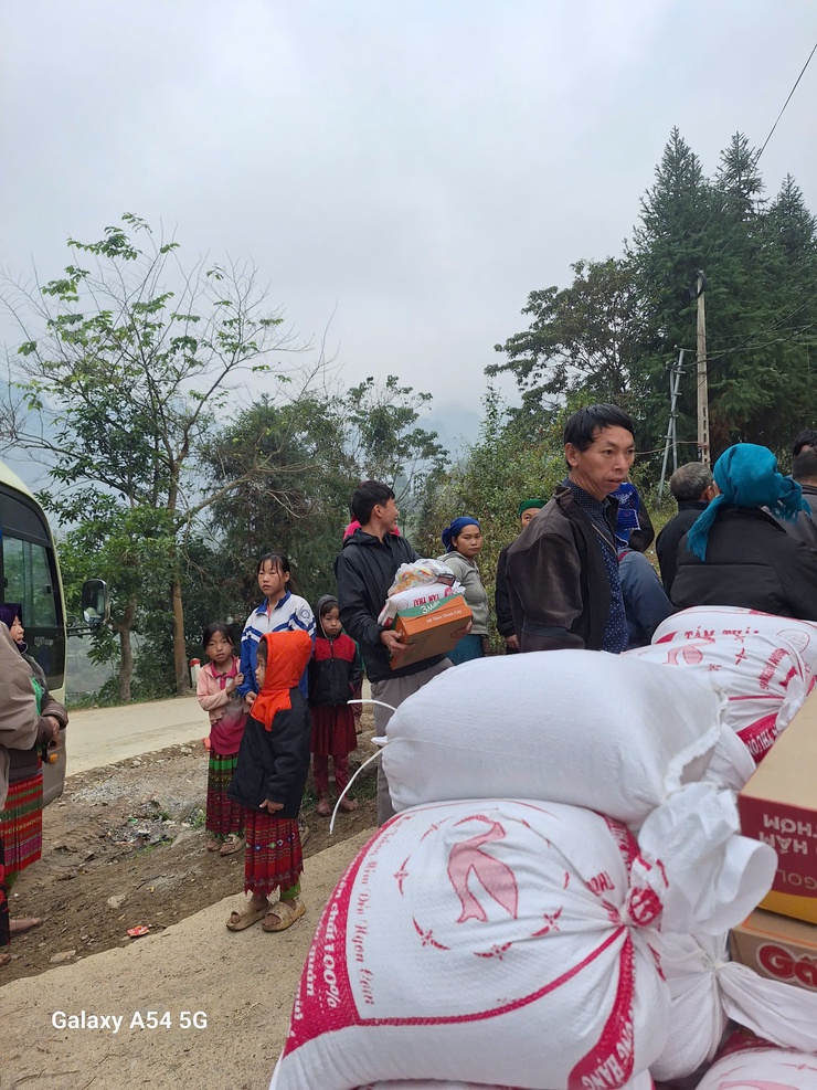 Cán bộ và Nhân dân thôn Đống Vũ hướng về đồng bào vùng cao còn nhiều khó khăn- Ảnh 6.