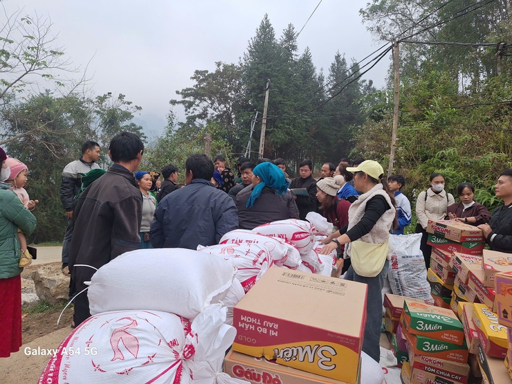 Cán bộ và Nhân dân thôn Đống Vũ hướng về đồng bào vùng cao còn nhiều khó khăn- Ảnh 2.