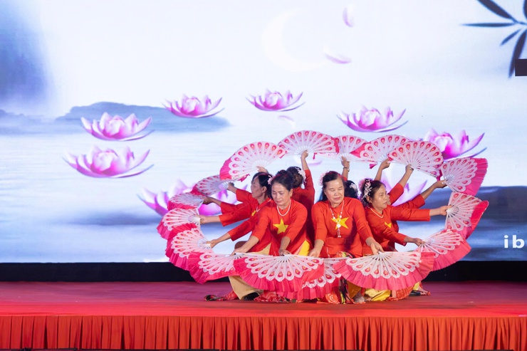 Vui tươi, phấn khởi đêm hội chào năm mới 2026 trên quê hương Ứng Thiên- Ảnh 5.