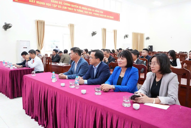 UBND xã Hồng Vân tổ chức hội nghị công bố và trao quyết định tổ chức lại đơn vị sự nghiệp và công bố các quyết định bổ nhiệm lãnh đạo quản lý- Ảnh 1.