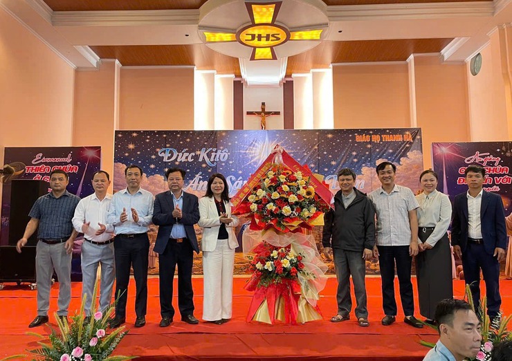 LÃNH ĐẠO XÃ TRUNG GIÃ THĂM, CHÚC MỪNG CÁC GIÁO XỨ NHÂN DỊP GIÁNG SINH- Ảnh 2.