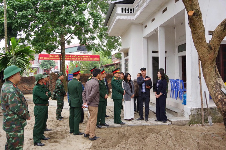 QUÂN ĐOÀN 12 KIỂM TRA CHƯƠNG TRÌNH HÀNH QUÂN DÃ NGOẠI LÀM CÔNG TÁC DÂN VẬN ĐỢT 2 NĂM 2025 TẠI XÃ TRUNG GIÃ- Ảnh 1.