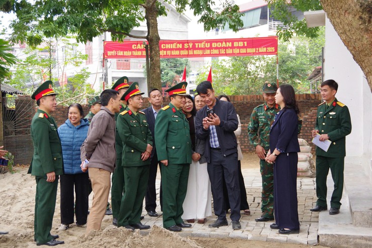 QUÂN ĐOÀN 12 KIỂM TRA CHƯƠNG TRÌNH HÀNH QUÂN DÃ NGOẠI LÀM CÔNG TÁC DÂN VẬN ĐỢT 2 NĂM 2025 TẠI XÃ TRUNG GIÃ- Ảnh 2.
