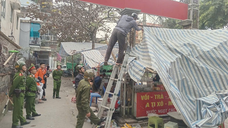 Phường Phú Lương tăng cường công tác bảo đảm trật tự đô thị, trật tự xây dựng và vệ sinh môi trường dịp Tết Dương lịch 2026 và Tết Nguyên đán Bính Ngọ- Ảnh 1.