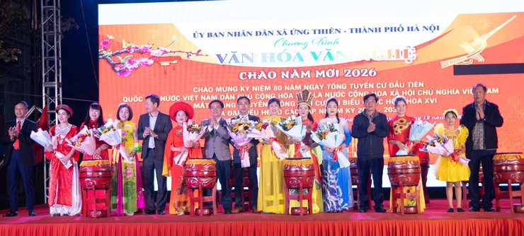 Vui tươi, phấn khởi đêm hội chào năm mới 2026 trên quê hương Ứng Thiên- Ảnh 8.