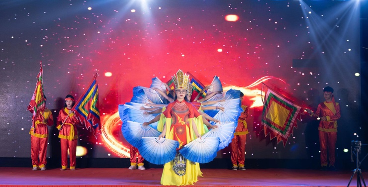 Vui tươi, phấn khởi đêm hội chào năm mới 2026 trên quê hương Ứng Thiên- Ảnh 4.