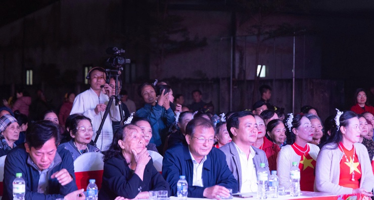 Vui tươi, phấn khởi đêm hội chào năm mới 2026 trên quê hương Ứng Thiên- Ảnh 1.