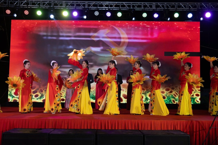 Vui tươi, phấn khởi đêm hội chào năm mới 2026 trên quê hương Ứng Thiên- Ảnh 9.