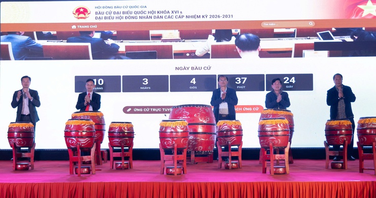 Vui tươi, phấn khởi đêm hội chào năm mới 2026 trên quê hương Ứng Thiên- Ảnh 3.