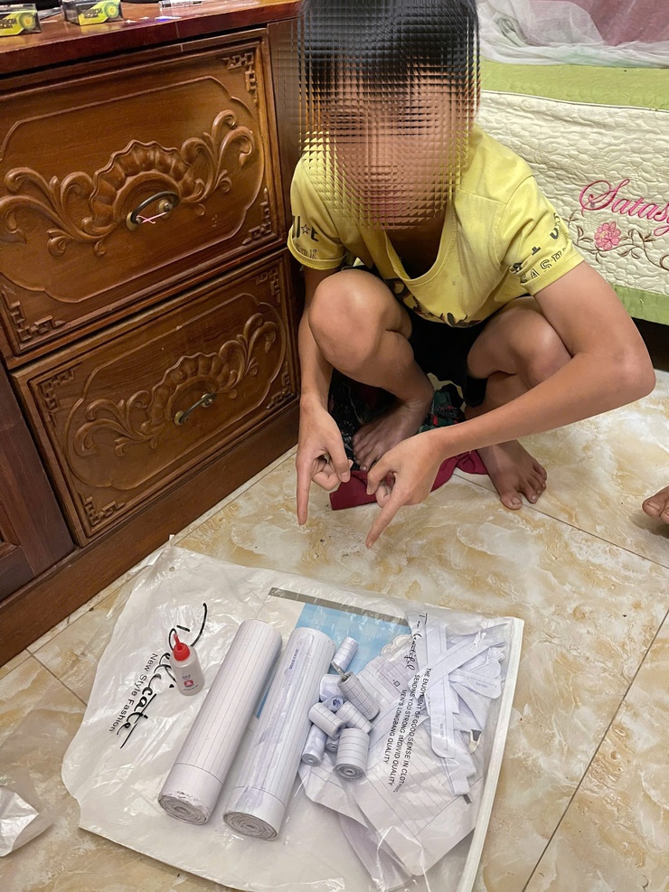 Công an xã Phú Nghĩa kịp thời ngăn chặn, xử lý nhóm thiếu niên đốt pháo nổ đêm Giao thừa Tết Dương lịch năm 2026- Ảnh 1.